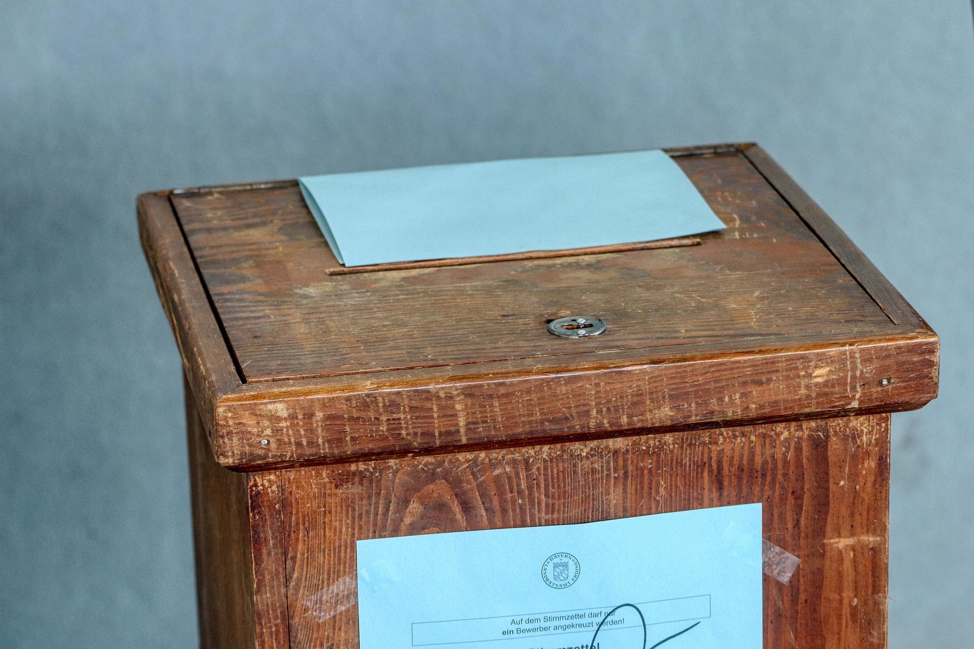 Dinasti Politik dan Realitas Demokrasi Dinasti Politik dan Realitas Demokrasi